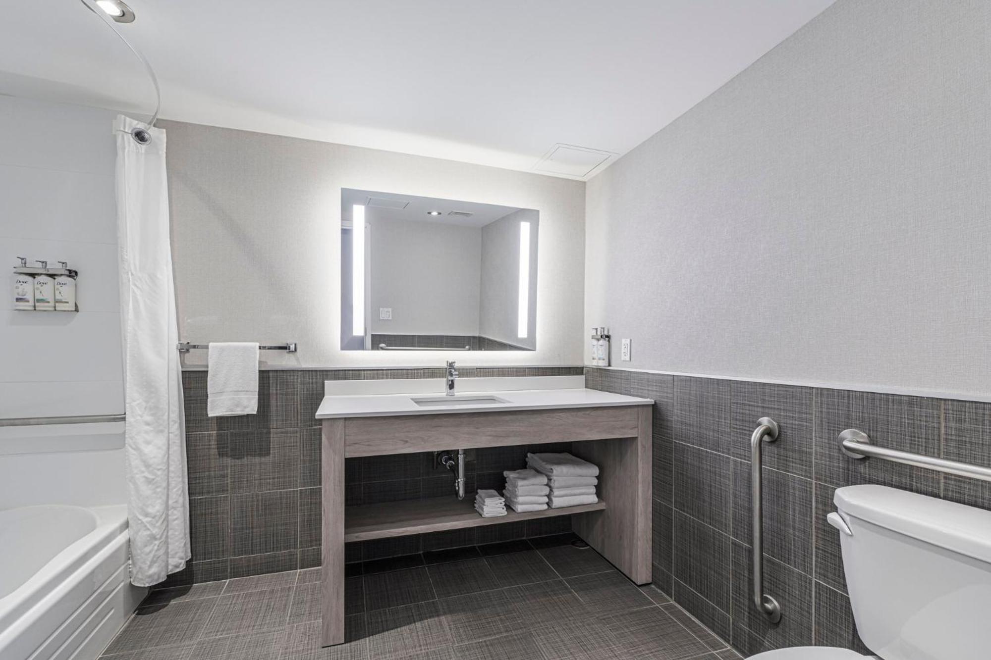 Holiday Inn Express Hotel & Suites Saint - Hyacinthe By Ihg Eksteriør billede